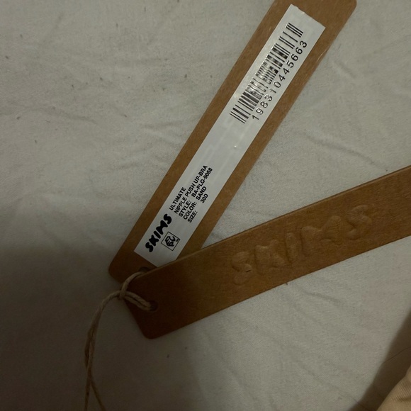 SKIMS Push-up Nipple Bra - Picture 3 of 3